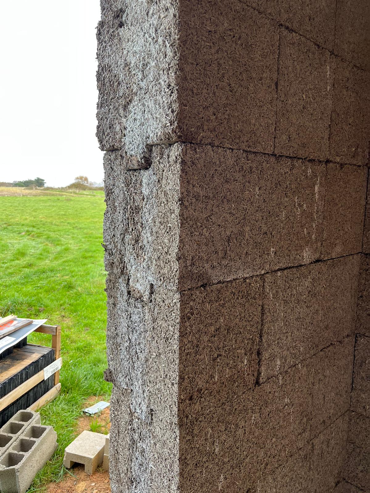 Installation de blocs de chanvre à bords droits en rénovation