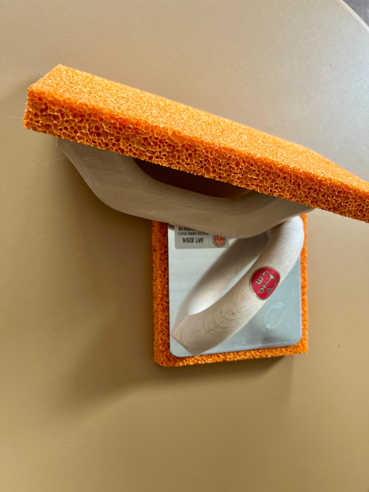 taloche éponge orange avec manche en bois taloche éponge orange avec manche en bois