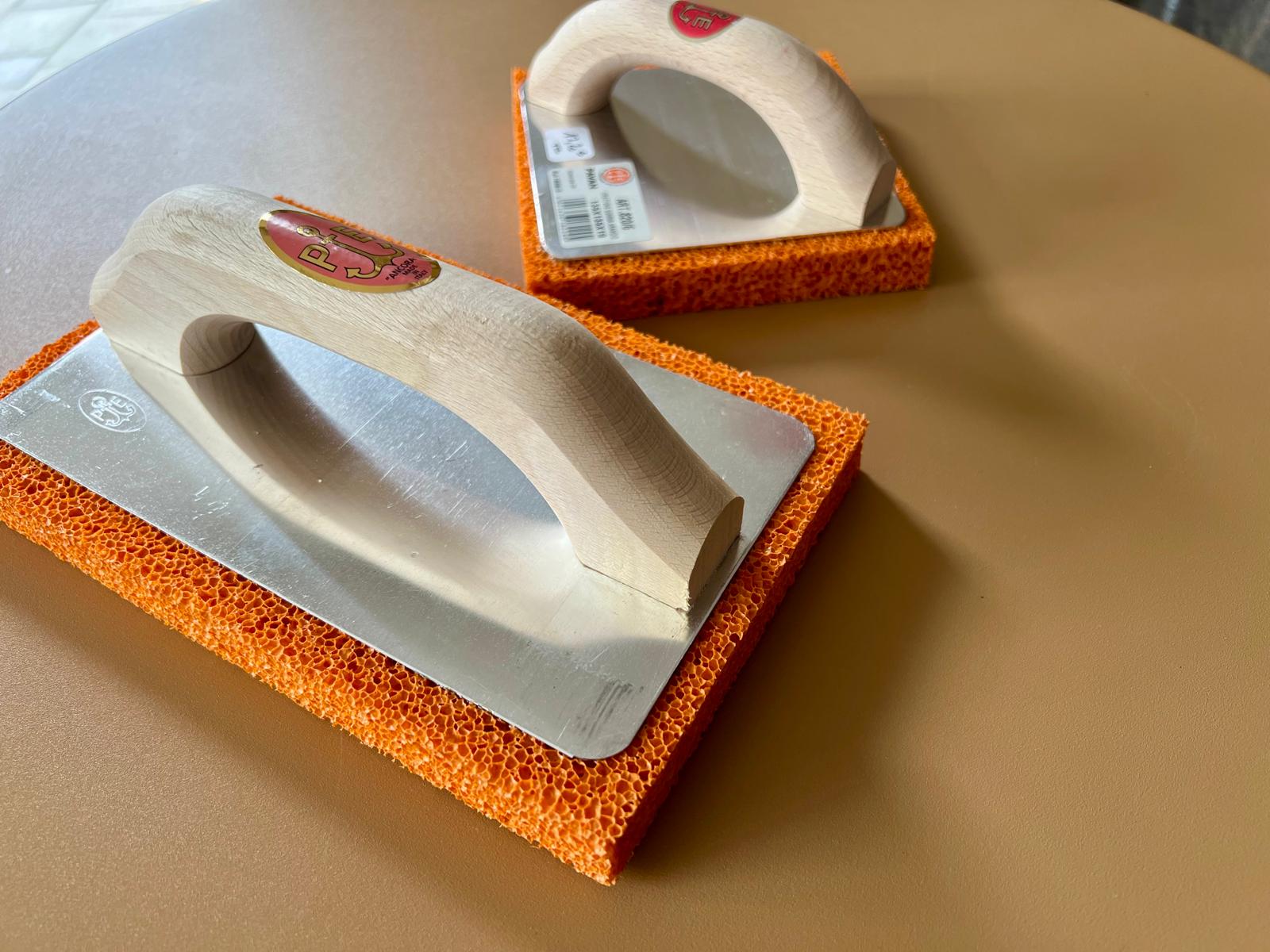 taloche éponge orange avec manche en bois taloche éponge orange avec manche en bois